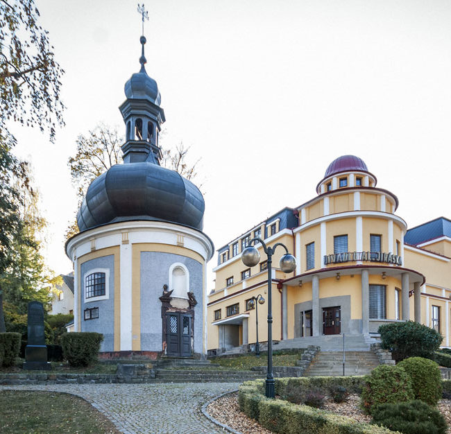 Úpice, kaple sv. Michala a Divadlo Aloise Jiráska